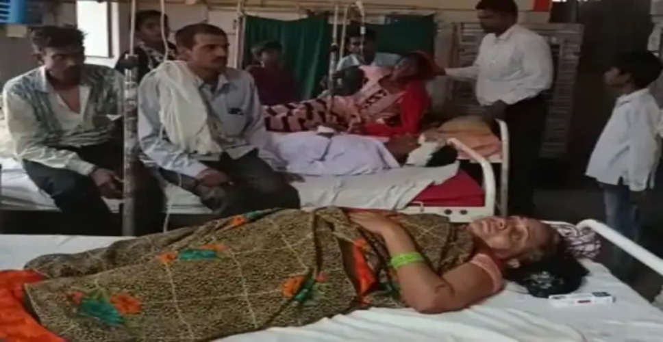 Dholpur में टेंपो ब्रेक फेल होने की वजह से अनियंत्रित होकर पलटा, 3 महिला सहित चार लोग घायल