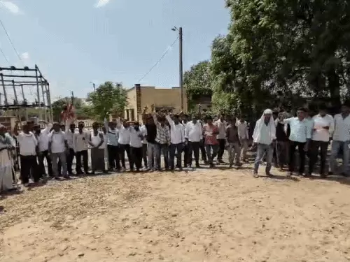 बिजली कटौती से परेशान किसानों का धरना, बोले- कम वोल्टेज और ट्रिपिंग से सिंचाई प्रभावित; फसलों पर पड़ रहा असर