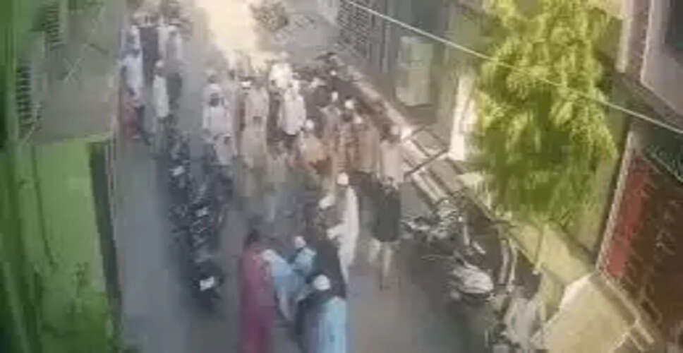 रिटायर्ड SI को मस्जिद चुनाव पर सजेशन देना पड़ा महंगा! नवाज पढ़कर बाहर आते ही जमीन पर गिराकर पीटा, VIDEO वायरल&nbsp;