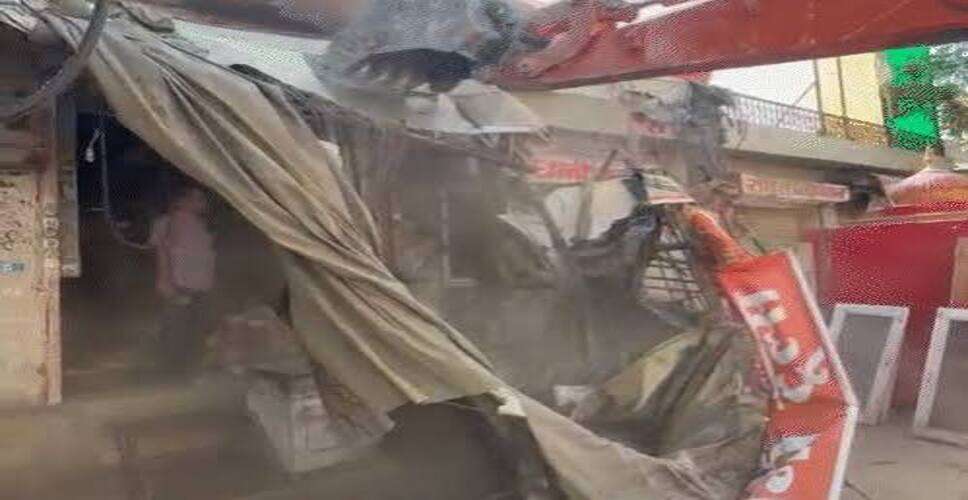 जयपुर में 50 से ज्यादा मकानों-दुकानों पर चला बुलडोजर: दीवार, रेलिंग, छत और सीढ़ियां तोड़ीं, न्यू सांगानेर रोड पर 210 अवैध निर्माण और हटेंगे