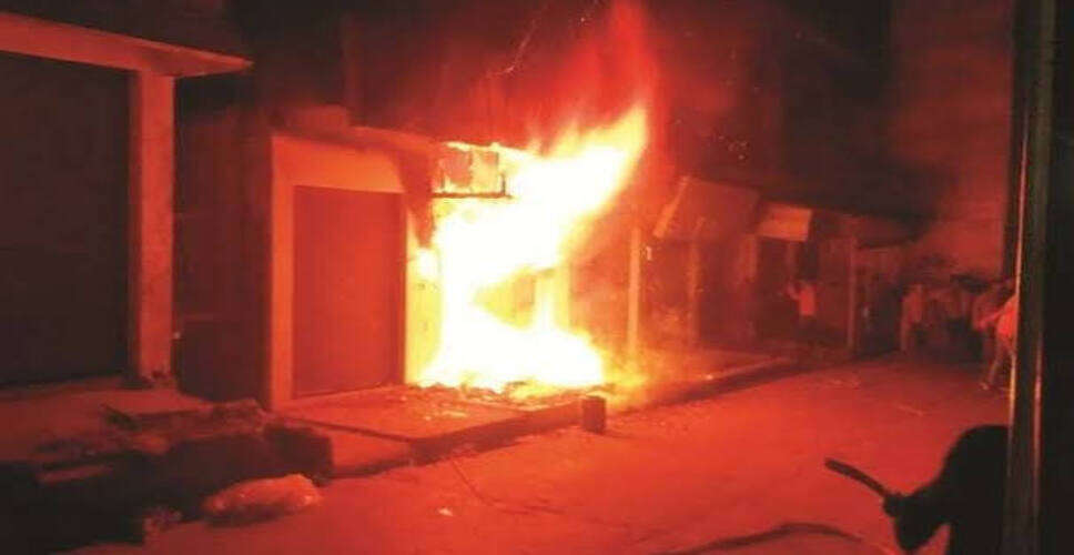 दौसा में कपड़े की दुकान में लगी भीषण आग, 10-15 लाख का सामान जलकर राख; शटर खोलते ही भड़की लपटें