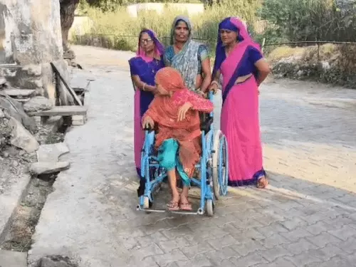 राजस्थान पंचायत चुनाव: दादा को कंधे पर उठाकर वोट दिलाने पहुंचा पोता, सास को व्हीलचेयर पर लेकर आई बहू; लाडपुरा में सबसे ज्यादा 44.33% मतदान