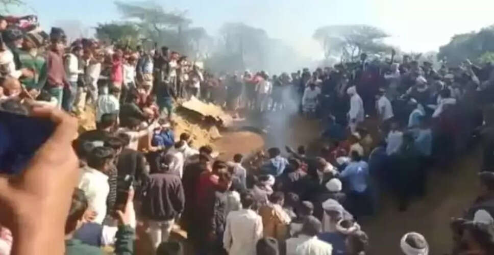 Rajasthan Breaking News:  भरतपुर में वायुसेना का विमान हुआ क्रैश, घटनास्थल पर ग्रामीणों की भीड़ जुटी
