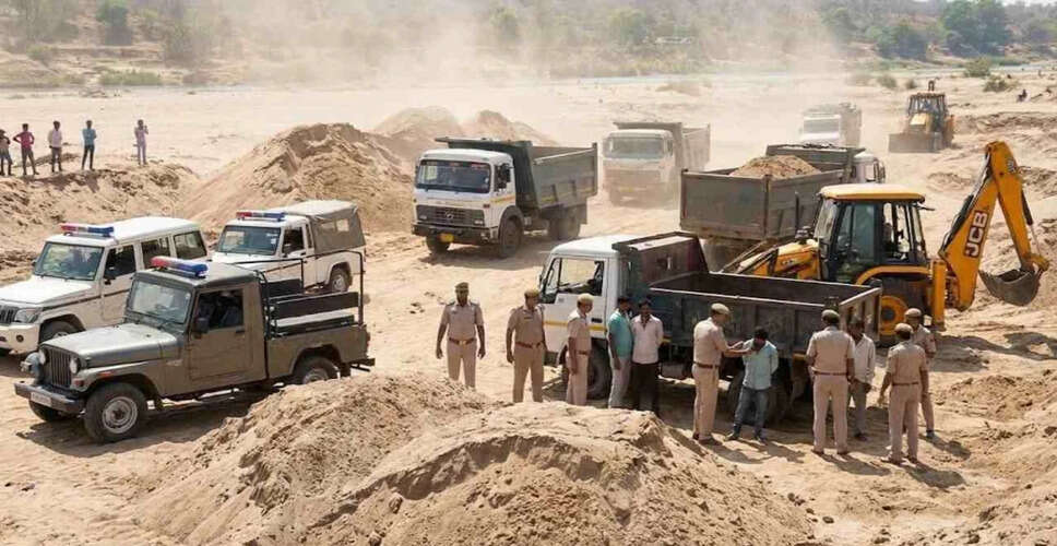 भीलवाड़ा में अवैध बजरी खनन पर कार्रवाई, पुलिस ने जेसीबी समेत 5 वाहन जब्त किए