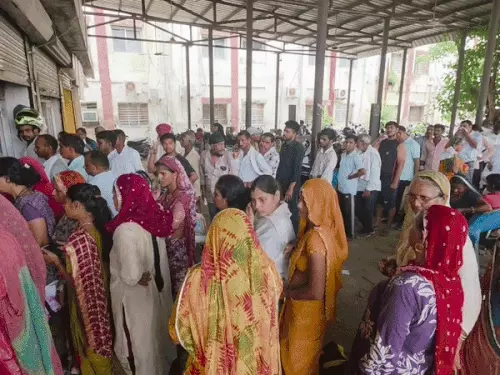 अजमेर के जेएलएन अस्पताल में अव्यवस्थाओं से मरीज बेहाल, पर्ची बनवाने के लिए घंटों लगी लंबी कतारें