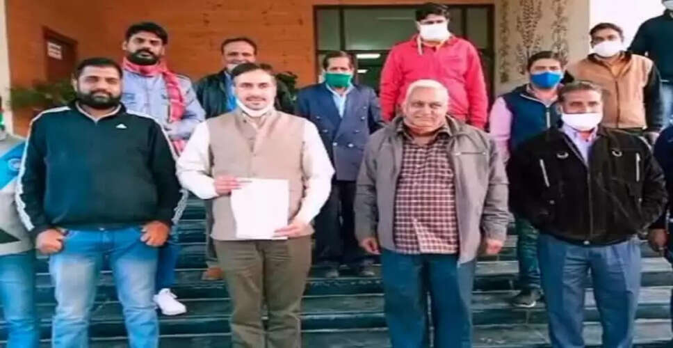 Sikar&nbsp;नगर की समस्याओं को लेकर भाजपा पार्षदों ने आयुक्त को सौंपा ज्ञापन