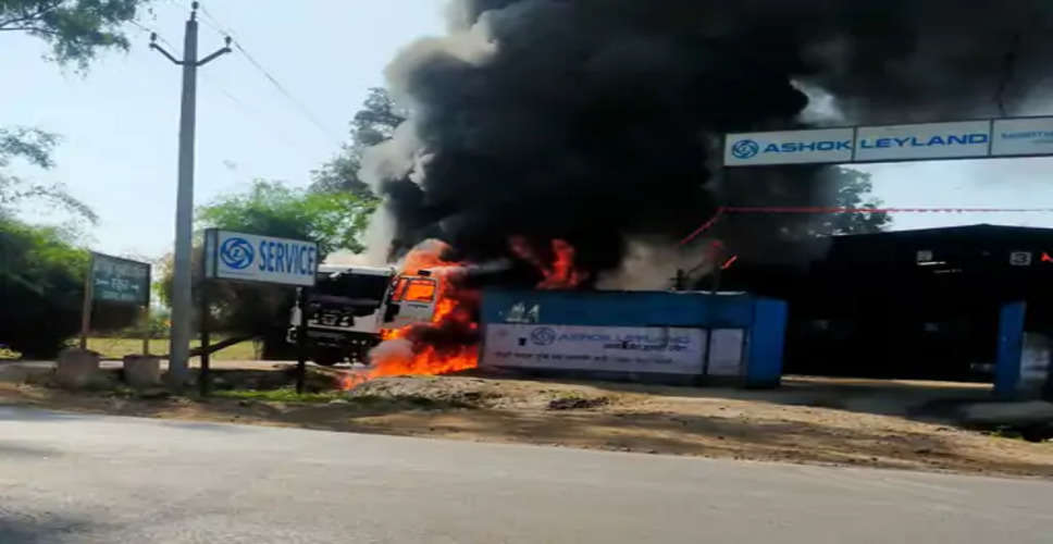Banswara जिले के लियो सर्किल पर बिजली के तारों से ट्रक में लगी भीषण आग