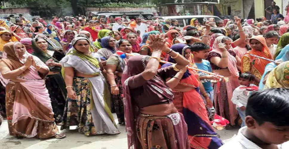 Chittorgarh में निंबाहेड़ा के गांव बंबोरी गंगेश्वर महादेव मंदिर से सैकड़ों लोगों ने निकाली कावड़ यात्रा, क्षेत्र में अच्छी बारिश की कामना