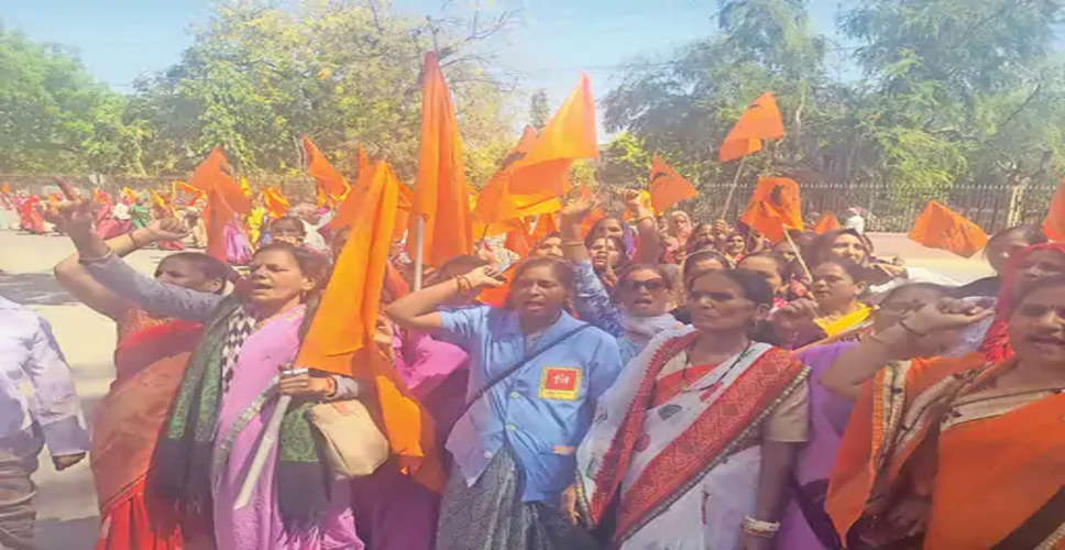 Bhilwara श्रमिक संघ से जुड़ी महिलाओं ने कलक्ट्रेट पर दिया धरना, सौंपा ज्ञापन