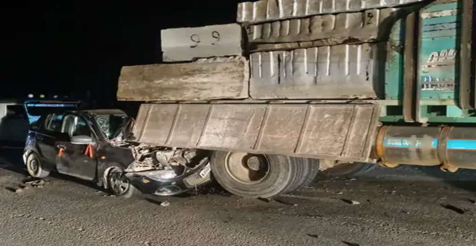 Bhilwara बिजोलिया में पत्थरों से भरे ट्रक से टकराई कार, महिला घायल