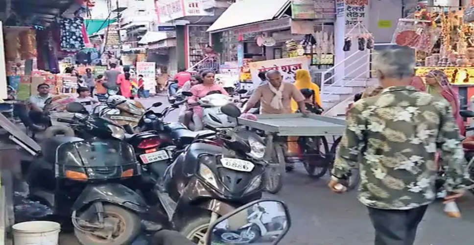  Sirohi शहर के मुख्य बाजार की सड़कों पर अतिक्रमण से यातायात व्यवस्था फिर से चरमराई, सड़क पर रखे बोर्ड व सामान