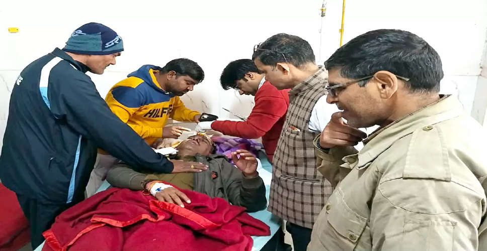 Rajasthan Breaking News : भरतपुर में अज्ञात वाहन ने मारी पुलिस चेतक जीप को टक्कर, 4 पुलिसकर्मी घायल और एक की हालत गंभीर