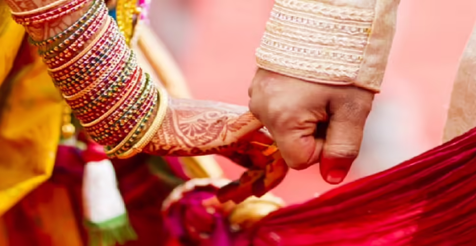 विवाहित दंपतियों के लिए खुशखबरी! सरकार दे रही है 5 लाख रुपए, फटाफट जाने कौन कर सकता है अप्लाई और फायदे&nbsp;