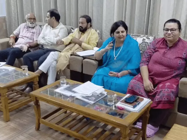 मेयर बोलीं- आजकल कुत्तों से ज्यादा इंसान काट रहे हैं, डिप्टी मेयर के सवाल पर दिया जवाब; दशहरा मेले की बैठक में उठा मुद्दा