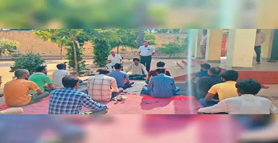  Dholpur जिला कारागार में तीन दिवसीय योग शिविर , वज्रासन त्रिकोणासन आदि का कराया अभ्यास