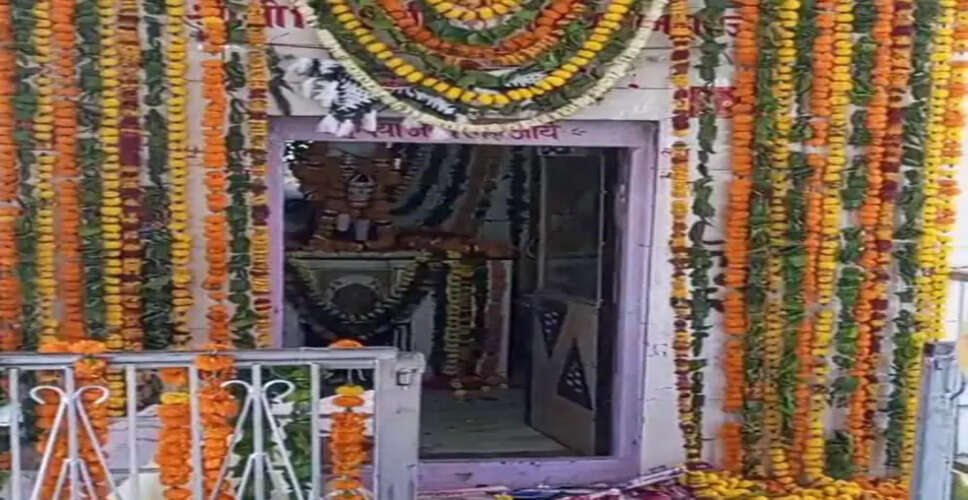 Alwar बानसूर में भोमिया बाबा मेला, खीर चूरमा का लुत्फ उठाते श्रद्धालु