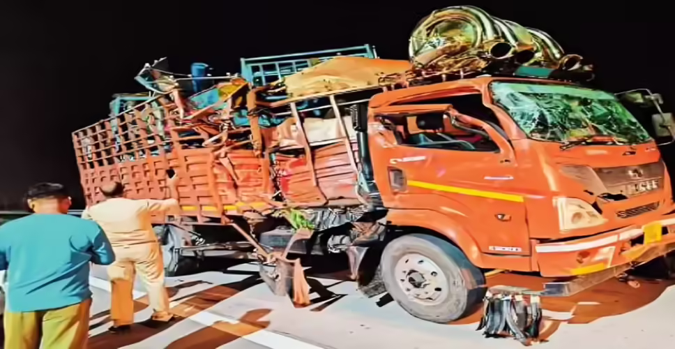 बीकानेर: ट्रेलर ने सड़क किनारे खड़े ऑटो और पिकअप को टक्कर मारकर 4 लोगों की मौत, 4 घायल