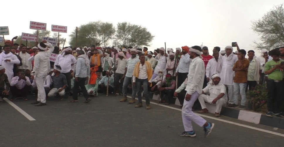 Bharatpur Protest: आरक्षण की मांग को लेकर सैनी समाज ने किया नेशनल हाईवे जाम, आज रात 12 बजे तक के इंटरनेट बंद के आदेश जारी