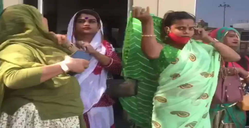 अजमेर में गांधी भवन चौराहा पर असामाजिक गतिविधियों पर पुलिस कार्रवाई, किन्नर हिरासत में