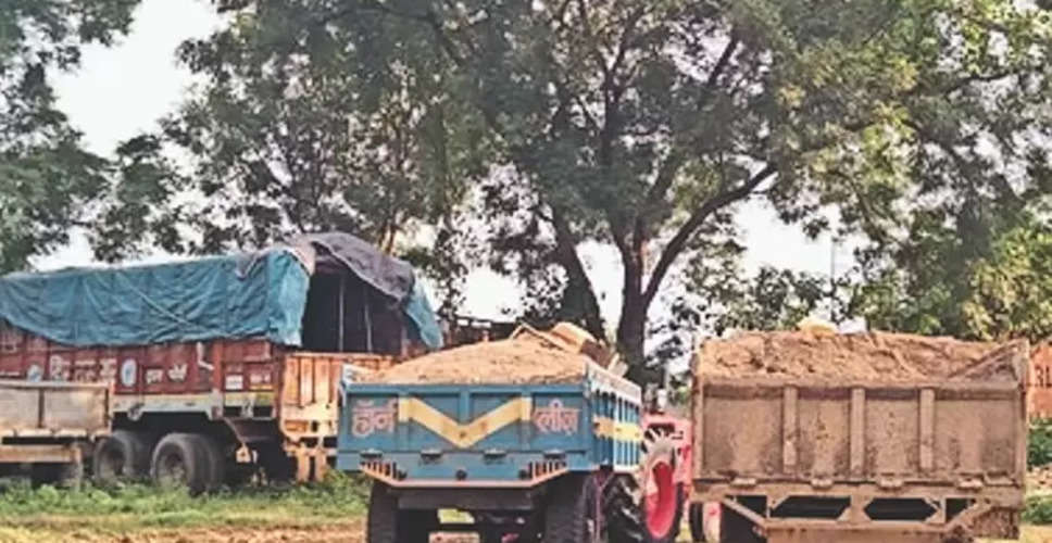 Dholpur पुलिस ने चंबल बजरी परिवहन को लेकर की करवाई, चंबल रेता से भरी 3 ट्रैक्टर-ट्रॉली पकड़ी