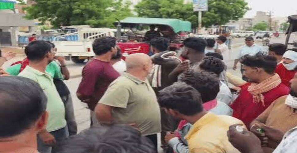बीकानेर में कचरा ट्रैक्टरों के खिलाफ फूटा लोगों का गुस्सा: पवनपुरी में सड़क जाम, बदबू और गंदगी से परेशान रहवासी