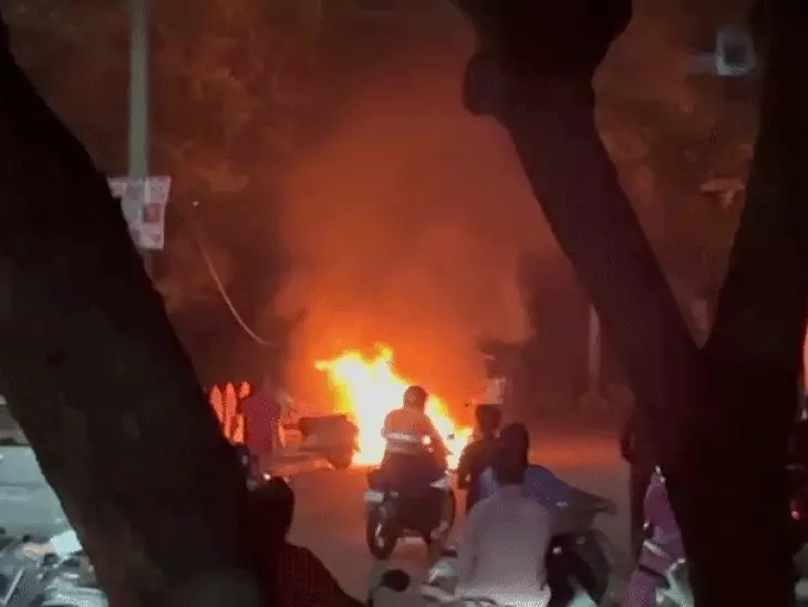 उदयपुर में बड़ा हादसा टला: जलती बाइक कार से टकराई, दोनों वाहनों में लगी आग