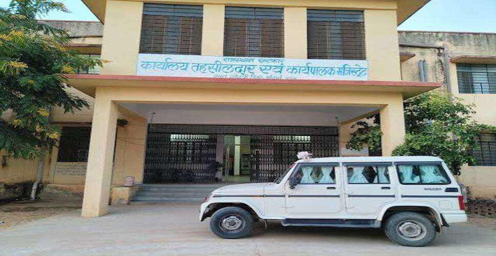गुढ़ागौड़जी के प्रशासनिक और राजस्व मुकदमों को उदयपुरवाटी भेजने का विरोध, ग्रामीणों ने कलेक्ट्रेट पर किया प्रदर्शन