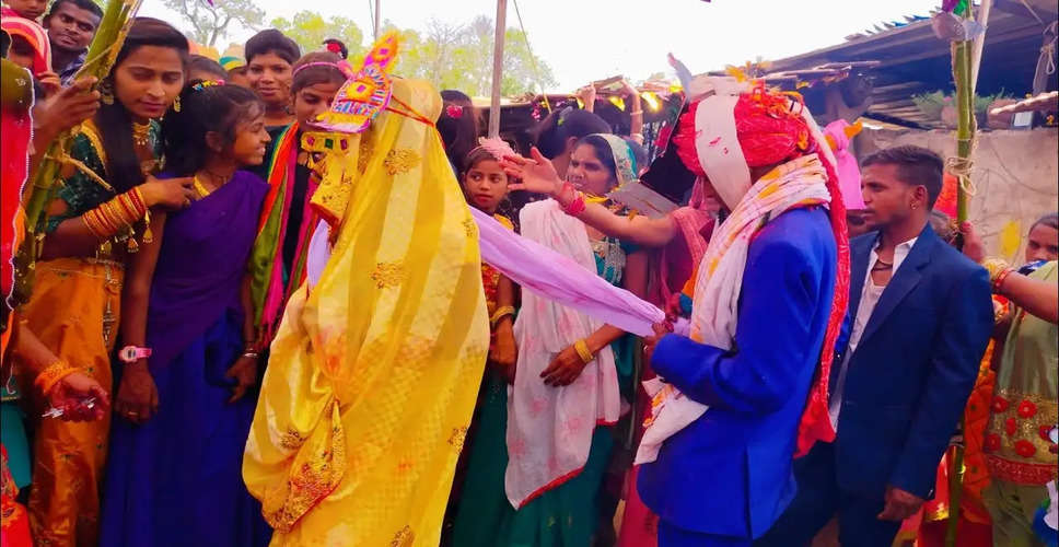 Banswara आनंदपुरी उपखंड की ग्राम पंचायत आमलिया अंबादरा में आदिवासी क्षेत्र में हुई अनोखी शादी