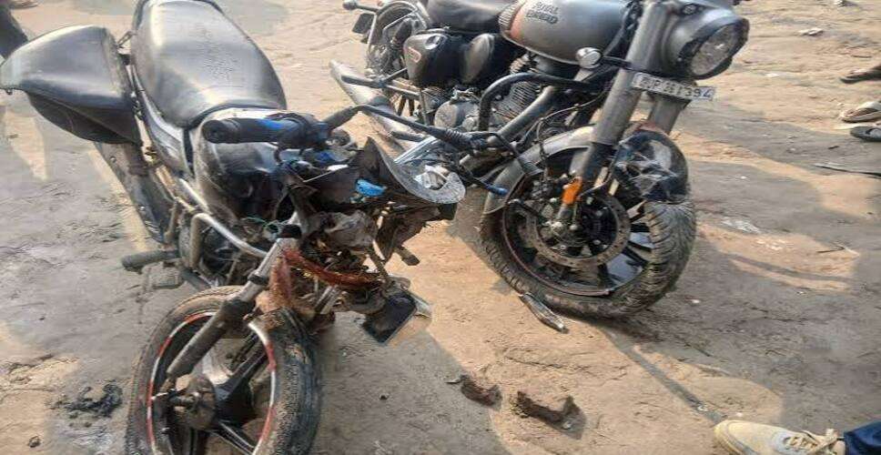 खुले सीवर चैम्बर में गिरी बाइक, दो युवक घायल; एक की हालत गंभीर, लोगों ने जल्द मरम्मत की मांग की