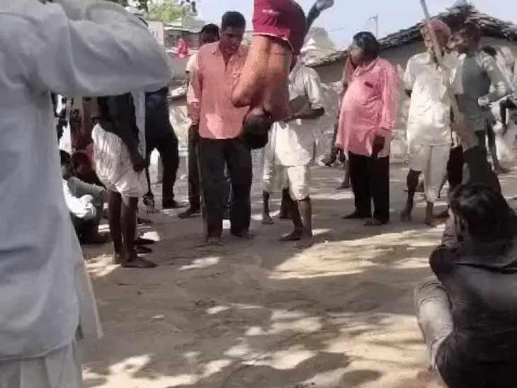 शराबबंदी उल्लंघन के आरोप में युवक को पेड़ से उल्टा लटकाकर पीटा, पंचायत ने लगाया 11 हजार जुर्माना; 11 लोग हिरासत में
