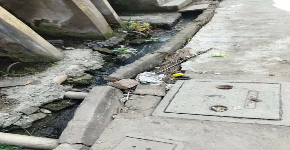 बांसवाड़ा के आंबाबाड़ी वार्ड 48 में नालियों की बदहाली, नगर परिषद पर शिकायतें बेअसर