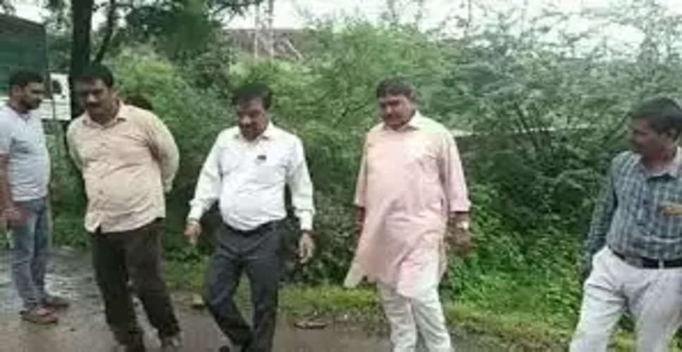 Dungarpur करकोली में नहरी सीपेज से खेत जलमग्न, अधिकारी ने किया निरीक्षण