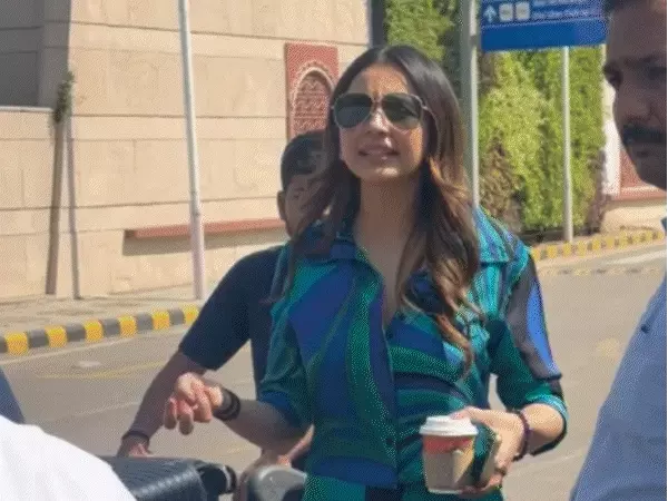बॉलीवुड एक्टर जैकी भगनानी पत्नी रकुल संग जयपुर पहुंचे, सिक्योरिटी ने फैन्स को वीडियो बनाने से रोका; नाना पाटेकर के निधन पर जताया शोक