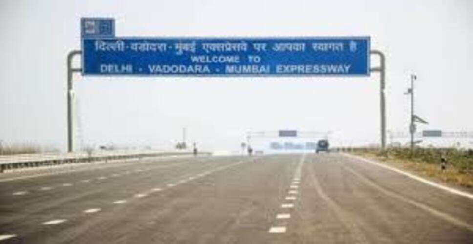 अलवर में दिल्ली-मुंबई एक्सप्रेसवे पर चलती कार में भीषण आग, 5 लोगों की जिंदा जलकर मौत