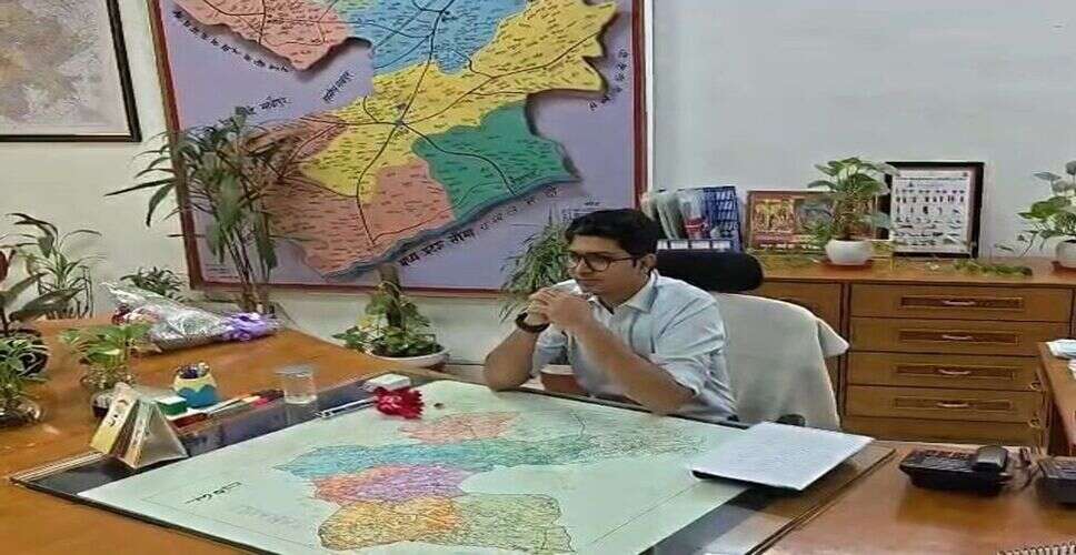 करौली कलेक्टर का औचक निरीक्षण, कार्यालयों के कामकाज की समीक्षा