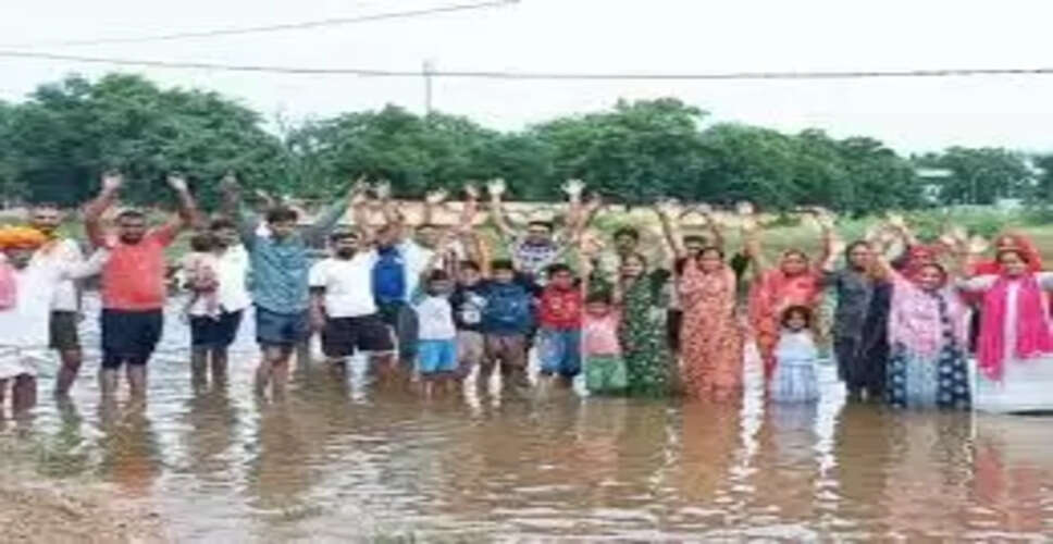 भीलवाड़ा में पानी में खड़े होकर जल सत्याग्रह, लोगों ने उठाया जल संकट का मुद्दा