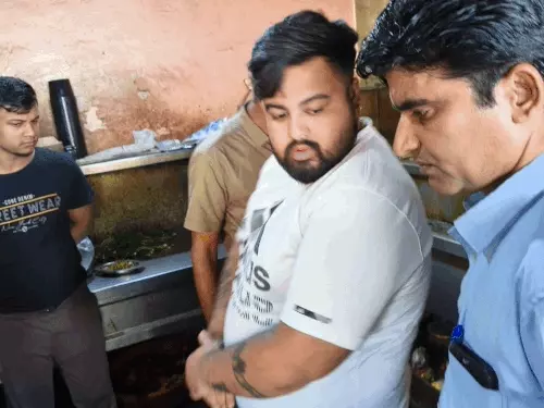 सवाई माधोपुर में &lsquo;शुद्ध आहार मिलावट पर वार&rsquo; अभियान के तहत कार्रवाई, बजरिया में खाद्य प्रतिष्ठानों का निरीक्षण