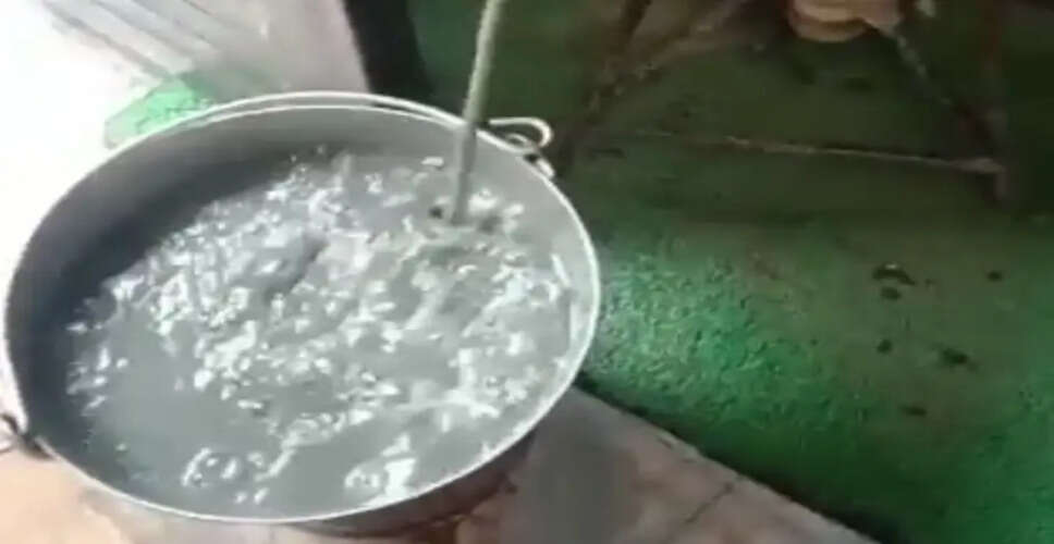 बदबूदार पानी की सप्लाई से हज़ारों लोग परेशान, नलों से आ रही सीवर जैसी दुर्गंध