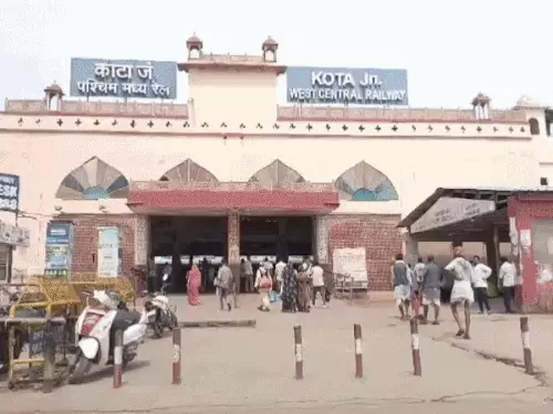 कोटा से रेल यात्रा करने वाले यात्रियों के लिए जरूरी खबर है। दिल्ली में ट्रैफिक जाम के कारण ट्रेनों के संचालन पर असर पड़ने की जानकारी सामने आई है। इसके चलते कोटा से गुजरने वाली सात ट्रेनों को रद्द कर दिया गया है, जबकि दो ट्रेनें पांच घंटे तक देरी से चलेंगी। इस बदलाव से यात्रियों को परेशानी का सामना करना पड़ सकता है।  यात्रियों की यात्रा योजना पर पड़ेगा असर  ट्रेनों के रद्द होने और देरी से चलने के कारण यात्रियों को अपनी यात्रा की योजना में बदलाव करना पड़ सकता है। जिन यात्रियों ने पहले से टिकट बुक कर रखे हैं, उन्हें स्टेशन के लिए निकलने से पहले अपनी ट्रेन की स्थिति की जानकारी जरूर लेनी चाहिए। खासकर दूसरे शहरों से कनेक्टिंग ट्रेन पकड़ने वाले यात्रियों को अतिरिक्त समय लेकर चलने की सलाह दी जाती है।  ट्रेन के निर्धारित समय पर नहीं पहुंचने से यात्रियों को स्टेशन पर इंतजार करना पड़ सकता है। वहीं, ट्रेन रद्द होने की स्थिति में यात्रियों को वैकल्पिक साधनों से यात्रा करने या रेलवे के नियमों के अनुसार टिकट रिफंड की जानकारी लेने की जरूरत पड़ सकती है।  दिल्ली में ट्रैफिक जाम से संचालन प्रभावित  प्राप्त जानकारी के अनुसार, दिल्ली में ट्रैफिक जाम के कारण रेल संचालन प्रभावित हुआ है। इसका असर कोटा से होकर गुजरने वाली कुछ ट्रेनों पर भी पड़ा है। सात ट्रेनों को रद्द किए जाने के साथ दो ट्रेनों के पांच घंटे तक देरी से चलने की सूचना है।  हालांकि, उपलब्ध जानकारी में रद्द की गई सातों ट्रेनों के नाम, उनके नंबर और प्रभावित तारीख का विवरण नहीं दिया गया है। इसलिए यात्रियों के लिए जरूरी है कि वे रेलवे की आधिकारिक सूचना के आधार पर ही अपनी यात्रा की स्थिति की पुष्टि करें।  घर से निकलने से पहले चेक करें ट्रेन का स्टेटस  रेल यात्रा पर जाने वाले यात्री भारतीय रेलवे की आधिकारिक वेबसाइट या NTES (नेशनल ट्रेन इन्क्वायरी सिस्टम) के माध्यम से ट्रेन का लाइव स्टेटस देख सकते हैं। इसके अलावा रेलवे की हेल्पलाइन और संबंधित स्टेशन से भी जानकारी ली जा सकती है।  यात्रियों को सलाह है कि केवल पुराने समय-सारणी या टिकट पर दर्ज समय के भरोसे स्टेशन न पहुंचें। ट्रेन रद्द होने या देरी से चलने की पुष्टि करने के बाद ही आगे की यात्रा की योजना बनाएं।  ध्यान दें: रद्द की गई सात ट्रेनों और देरी से चलने वाली दो ट्रेनों के नाम व नंबर उपलब्ध करा दिए जाएं, तो खबर में उनकी पूरी सूची और प्रभावित यात्रियों के लिए जरूरी जानकारी भी शामिल की जा सकती है।