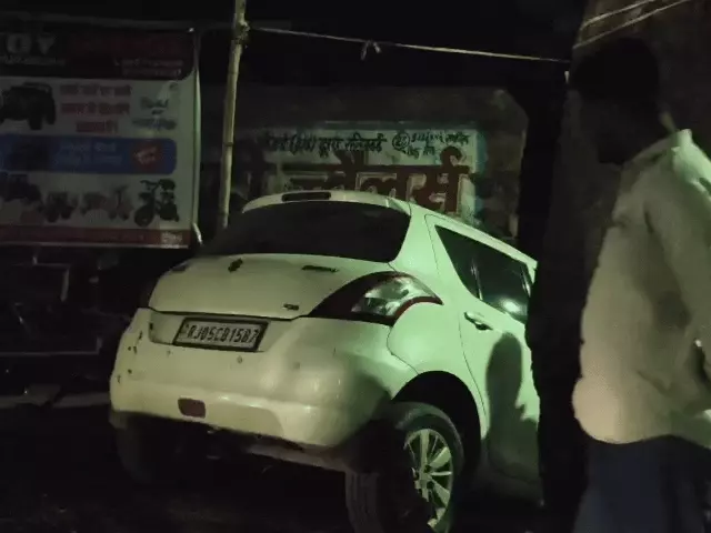 झुंझुनूं में मोड़ लेते समय नाले में गिरी स्विफ्ट कार, गाड़ी में सवार थे दो लोग; हादसे के बाद मची अफरा-तफरी