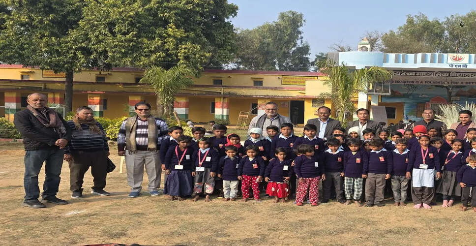 Karoli&nbsp;प्योर इंडिया ट्रस्ट ने सायपुर गांव के 110 स्कूली बच्चों को बांटे गर्म कपड़े