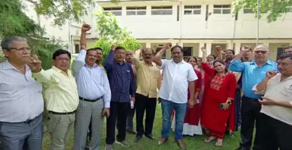 कोटा राजस्थान के गौवंश संकट में, लंपी बीमारी के बीच सामूहिक अवकाश पर 9500 वेटेरनरी स्टाफ, एसोसिएशन महामंत्री बोले- हम सरकारी की ठगी का शिकार हुए