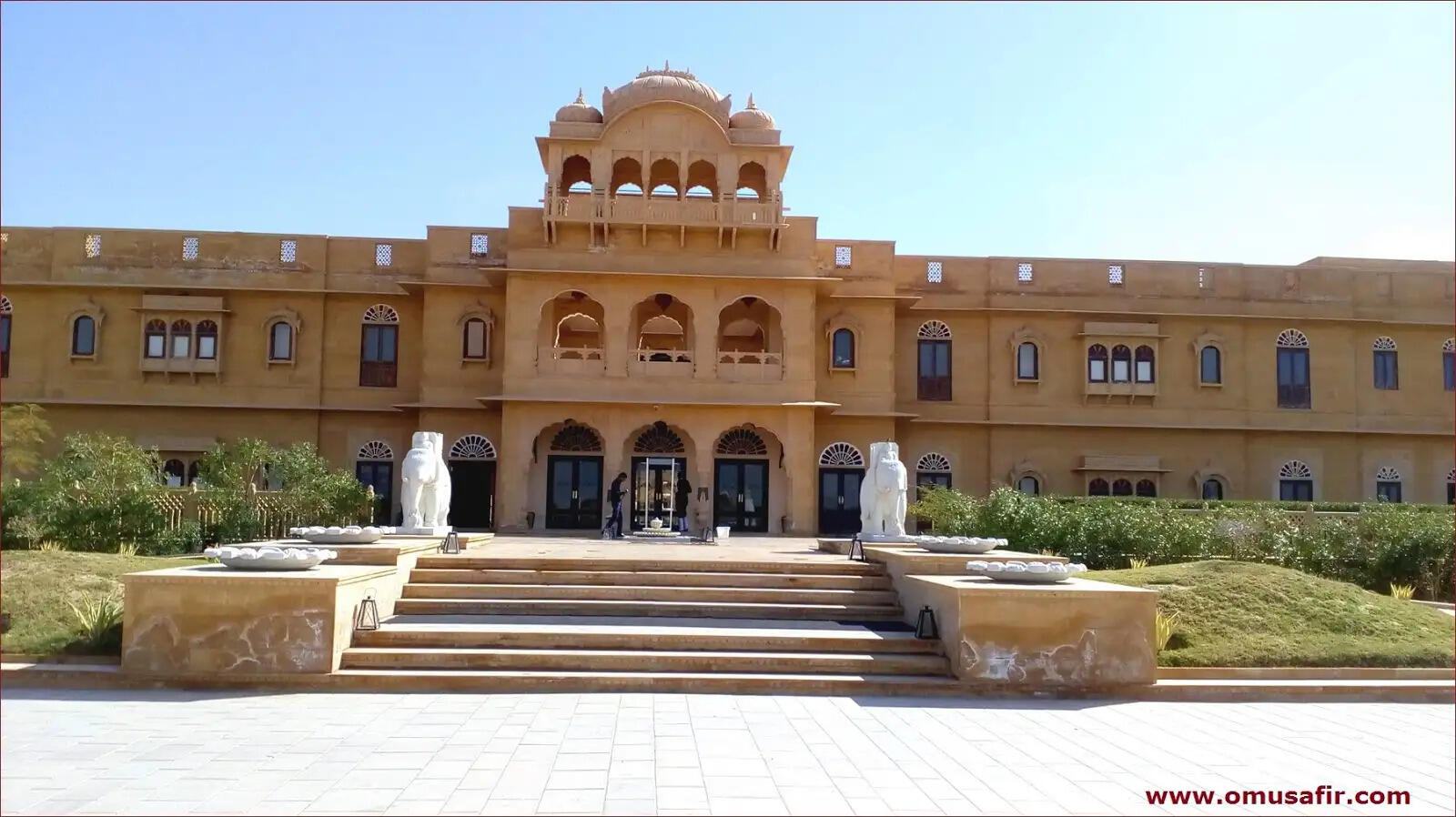 Famous for offering spectacular views of the city, Killa Bhawan is a heritage hotel that’s actually a part of the Jaisalmer Fort. Set in three bastions of the Sonar Qila, the hotel has 8 heritage rooms, all cheerfully adorned with a vibrant décor. The deluxe rooms feature antique pieces, marble floors and stately furniture that reflect the yesteryear glory of Jaisalmer. If you’re travelling with a large party, you can book a whole private section of the hotel, including 3 heritage rooms, 2 adjoining bathrooms and your own exclusive lobby and terrace! 