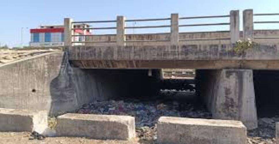 रीको फाटक-राजपूत कॉलोनी सड़क पर सीवर चेंबर लीक, गड्ढों से बढ़ी परेशानी, सौंपा गया ज्ञापन