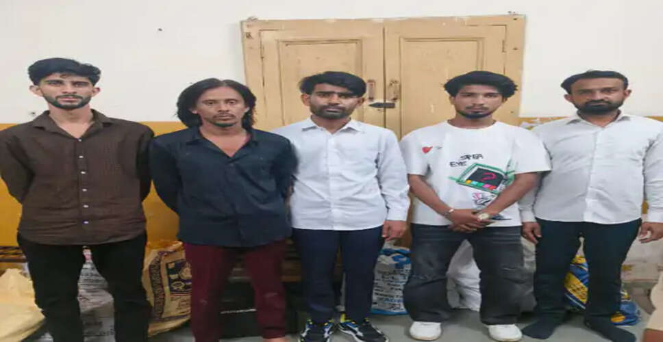 कोटा में साइबर ठगी के खिलाफ पुलिस ने बड़ी कार्रवाई करते हुए तीन कॉल सेंटरों का खुलासा किया है। गिरोह के मास्टर माइंड समेत 5 आरोपियों को पकड़ा है इनमें दो आरोपी जोधपुर,दो नागौर, एक बीकानेर का रहने वाला है। सभी आरोपी कोटा के बोरखेड़ा इलाके में नीलकण्ठ अपार्टमेन्ट में किराए से रह रहे थे।