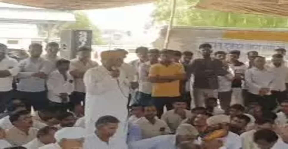 बाड़मेर में दुकान जलाने की घटना के बाद व्यापारियों का प्रदर्शन, आरोपियों की गिरफ्तारी के लिए पुलिस को दिया 5 दिन का अल्टीमेटम