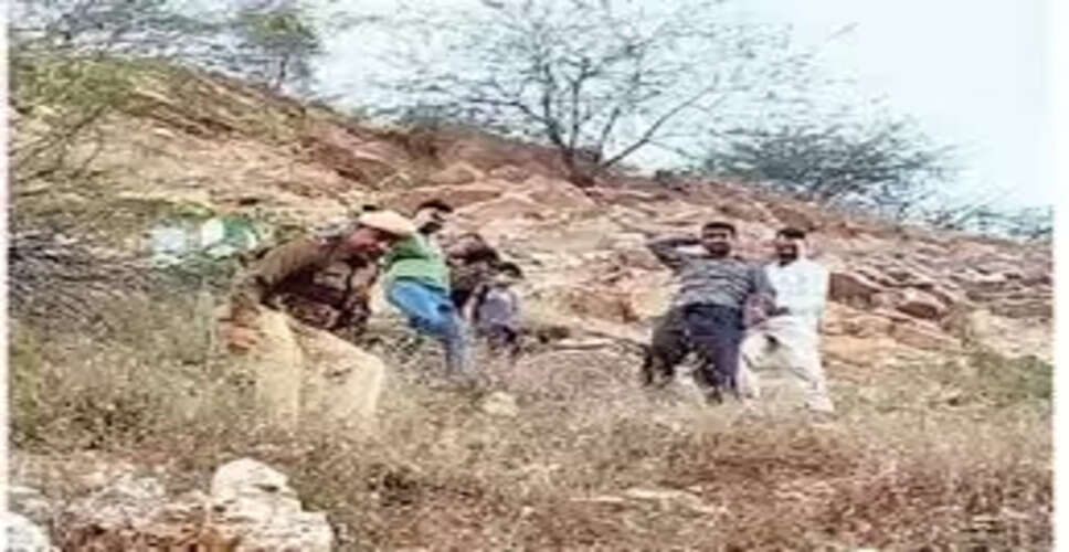 अजमेर की भूणाबाय पहाड़ी पर चढ़ा युवक, जोर-जोर से रोने लगा, पुलिस और सिविल डिफेंस ने दो घंटे में बचाया
