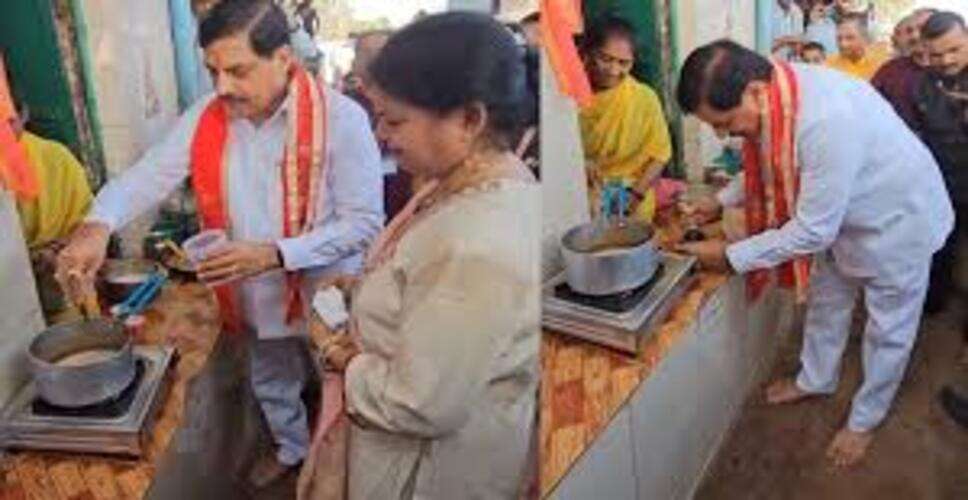 खाट पर बैठकर CM ने ग्रामीणों संग पी चाय, महिला की फरियाद पर दिए ट्रांसफर में सहयोग के निर्देश: जनसुनवाई में दिखा अनोखा नजारा