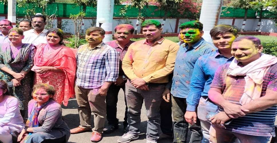 जालोर पुलिस लाइन में धुलंडी के दूसरे दिन रंगों की धूम, जवानों ने एसपी को कंधों पर बैठाकर किया डांस