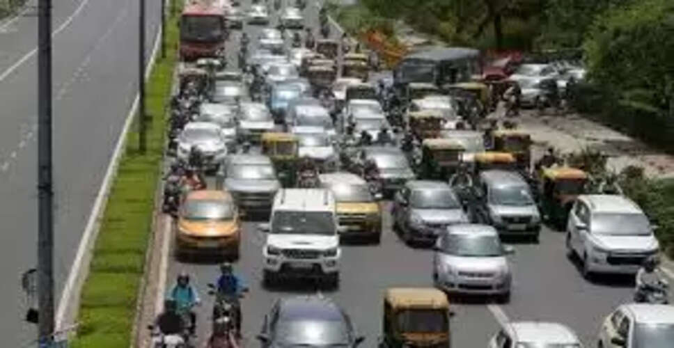 वाह रे डिजिटल इंडिया: राजस्थान में लोग मोबाइल सिग्नल के लिए पेड़ पर चढ़ते